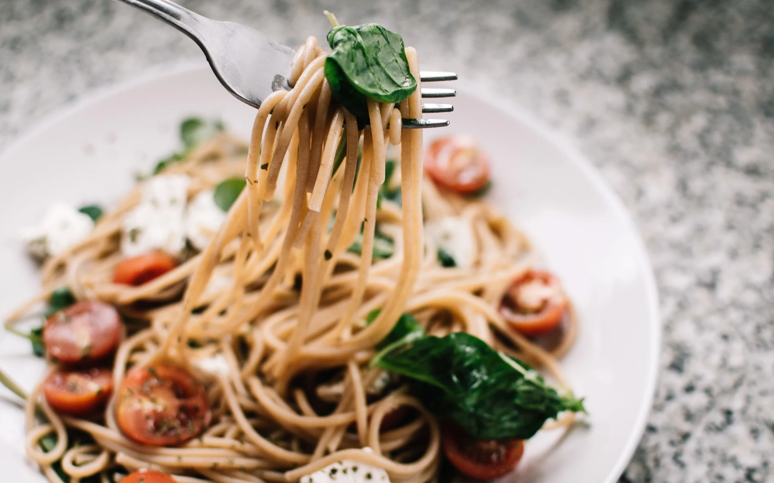 Spaghettis complets aux épinards, tomates cerises et feta, un repas simple d’avant-séance
